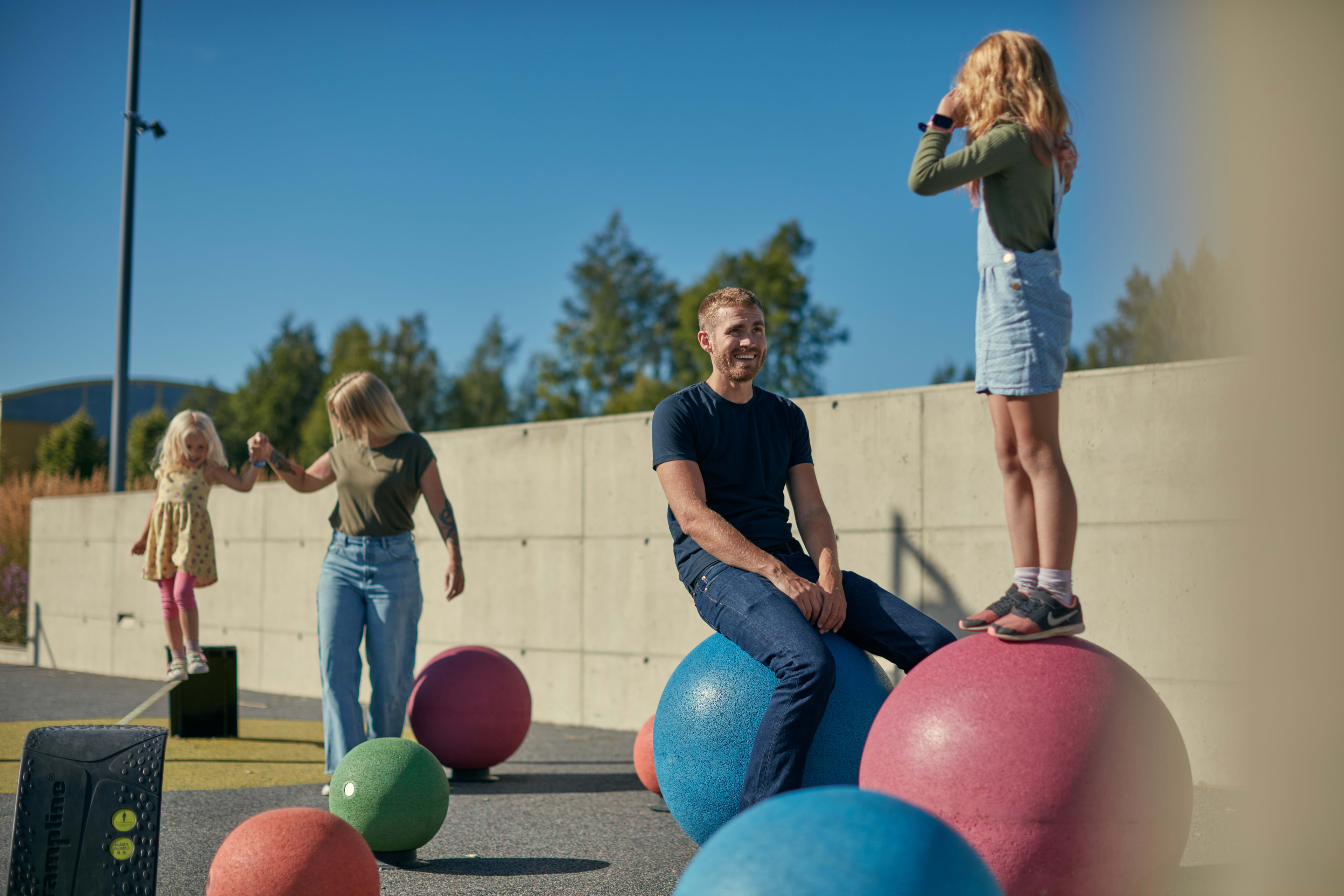 Far og barn som leker på en lekeplass på Kløfta.