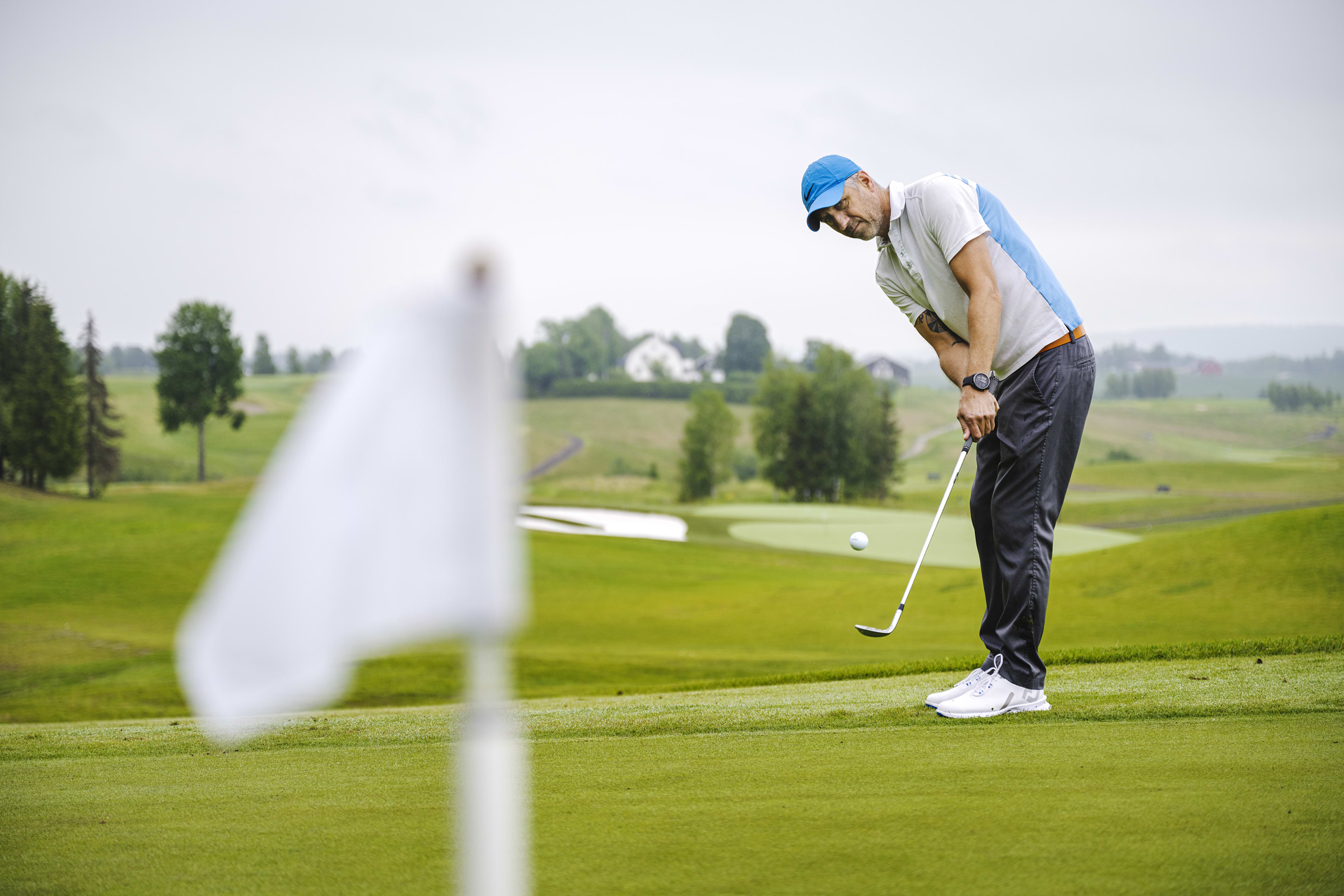 Mann som spiller golf på Kløfta.