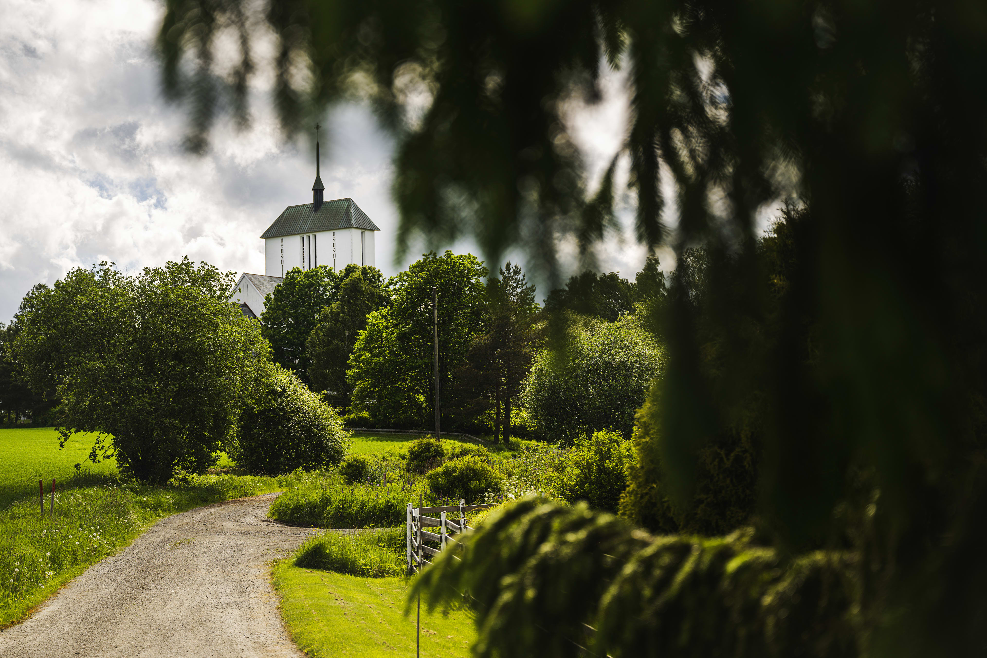 Gangvei til Kløfta kirke om sommeren.