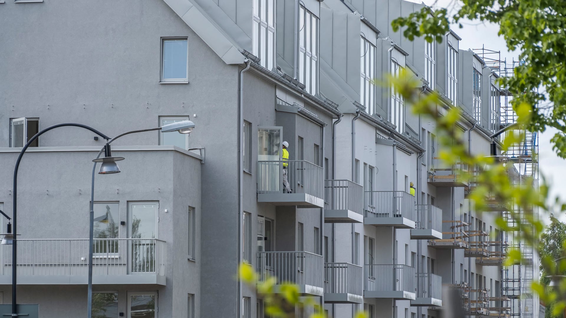 De grå balkongerna smälter in i fasaden