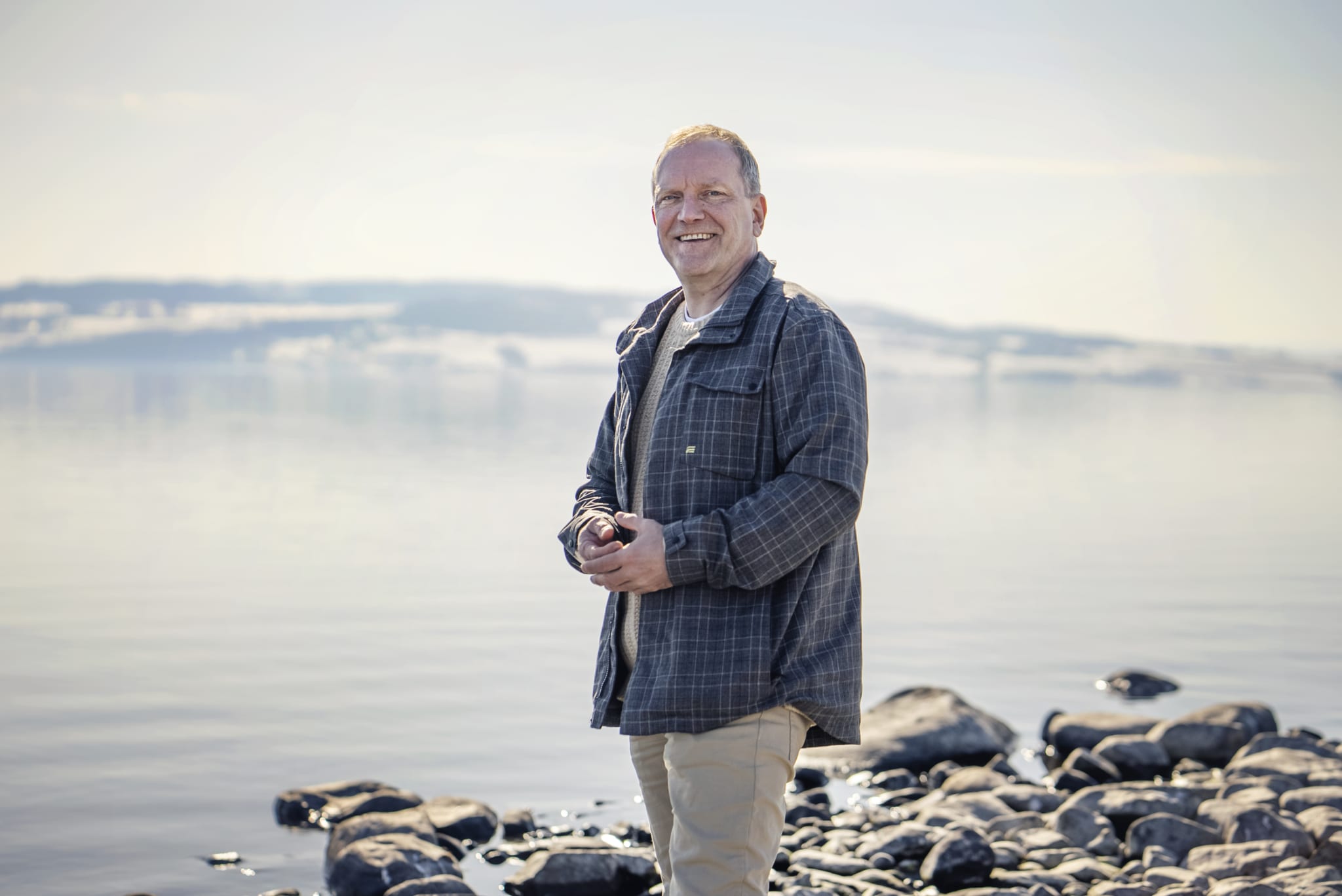 Remo som står ved Mjøsa etter å ha kjøpt bolig i Stålverket Torg.