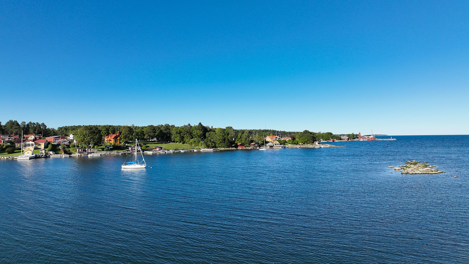 Bild över vattnet med en segelbåt.