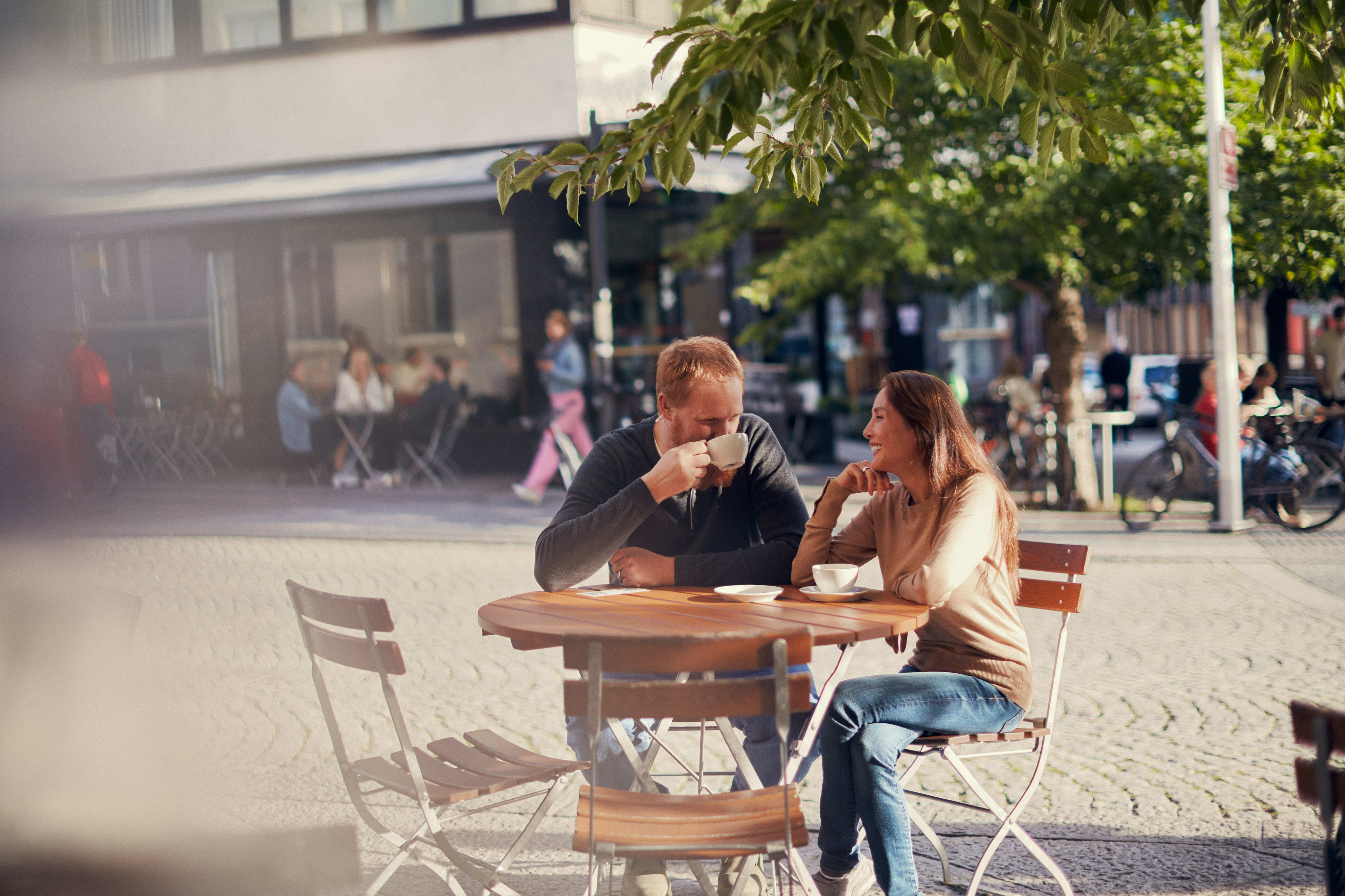 Par som drikker kaffe på en kafe på Jessheim.