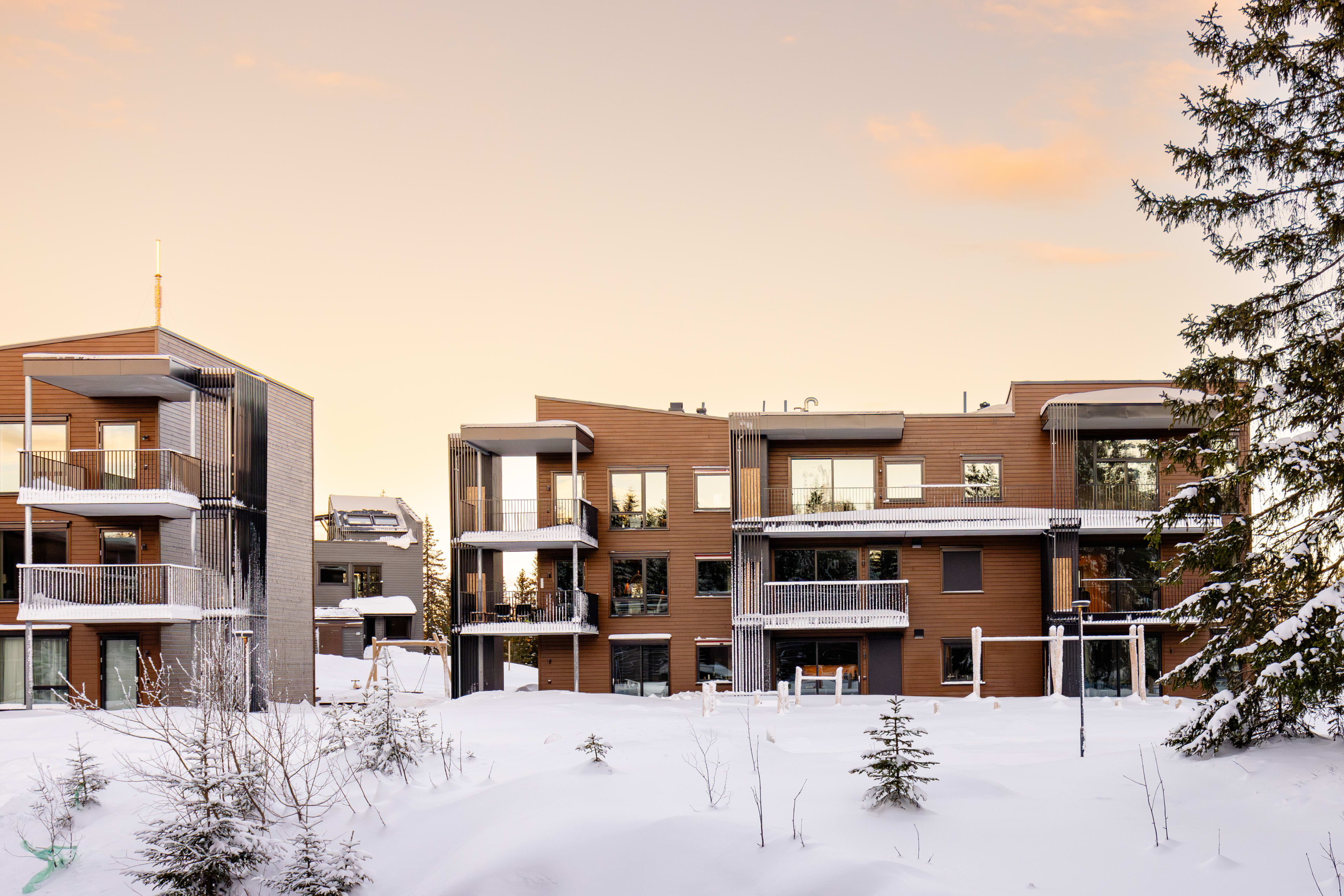 Snøkledd område foran leilighetsbygg med balkonger i boligprosjektet Vitigrend