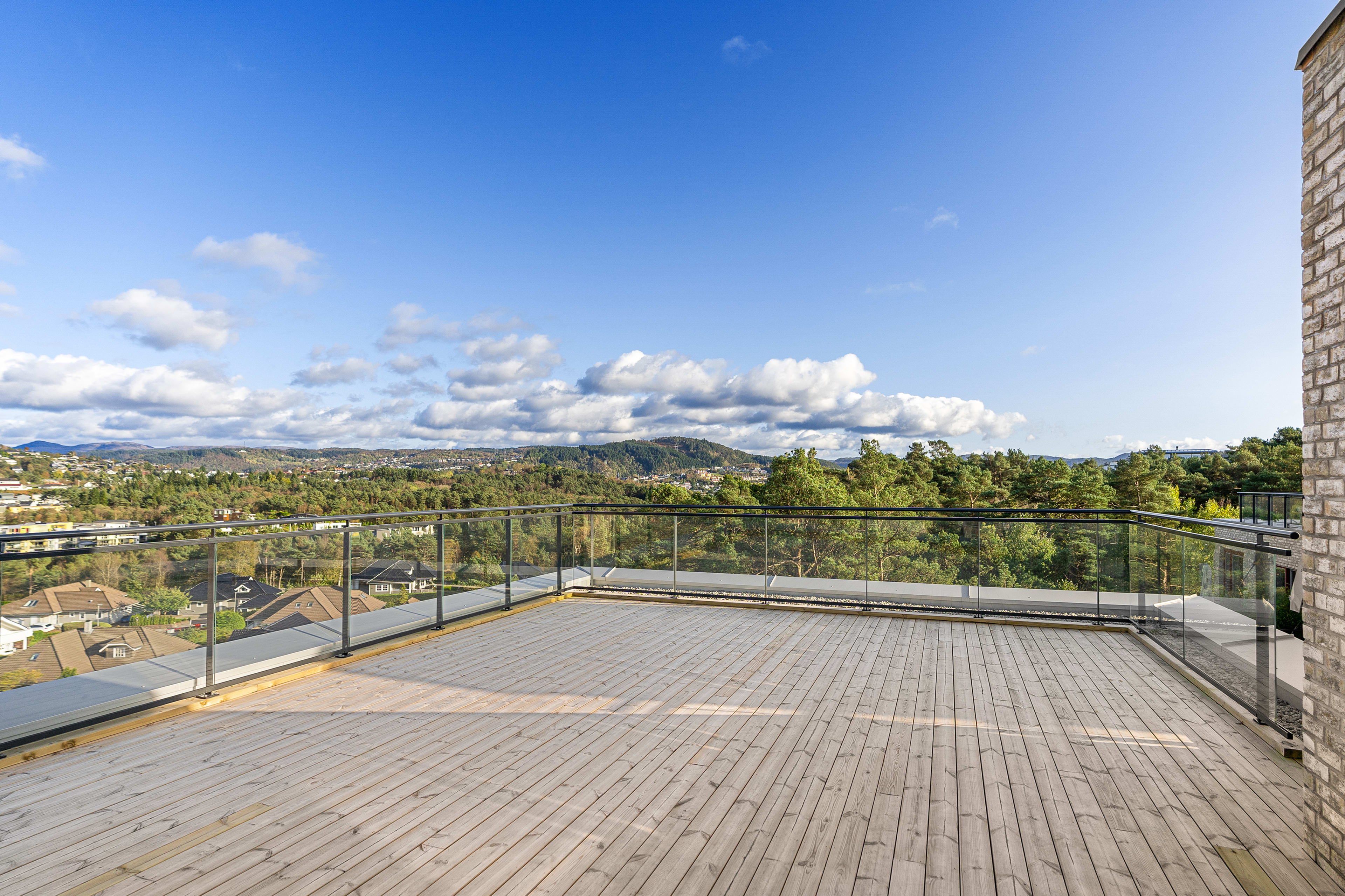 Foto av takterrasse tilhørende leilighet i Sandsliåsen