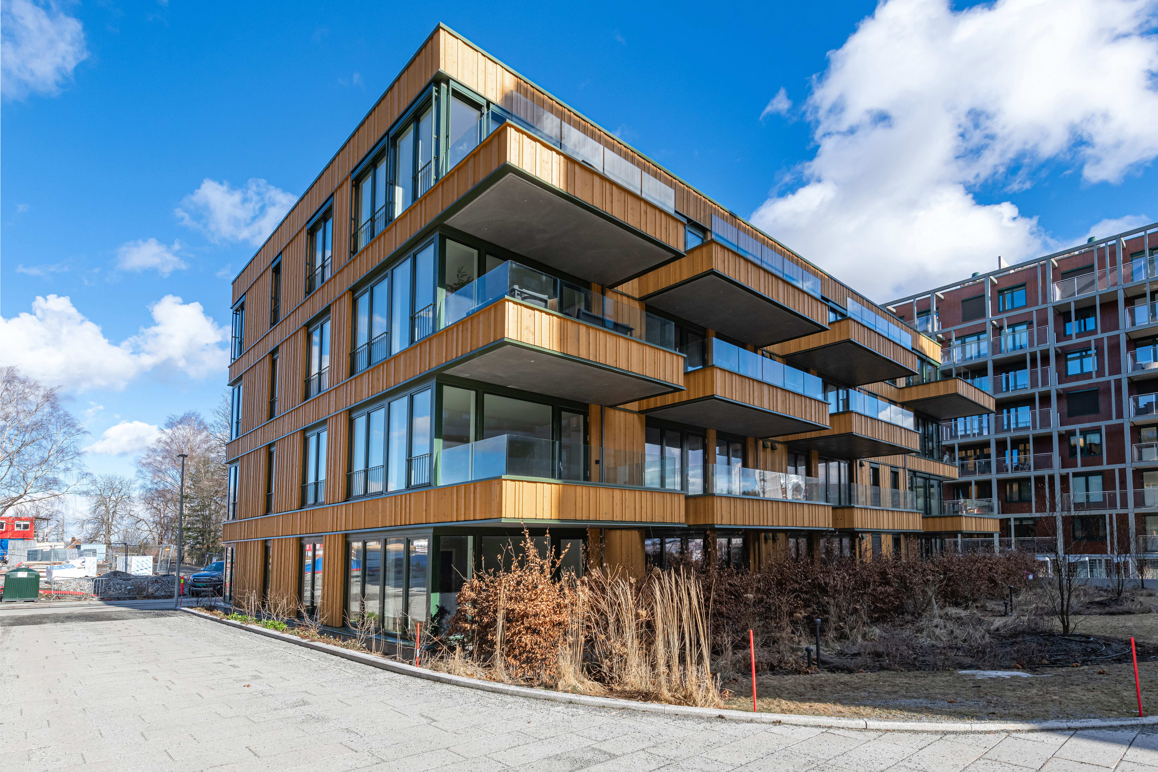 Store balkong og en gul fasade på bygget i Magasinparken.