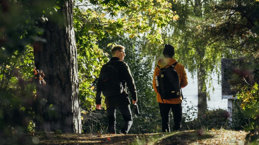 två män som promenerar i skogen