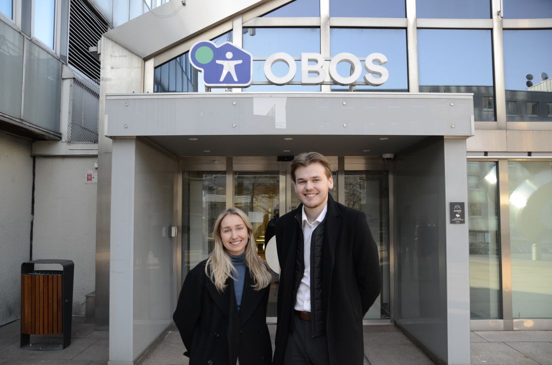 Sigrid og Jakob foran OBOS sin hovedinngang på Hammersborg Torg