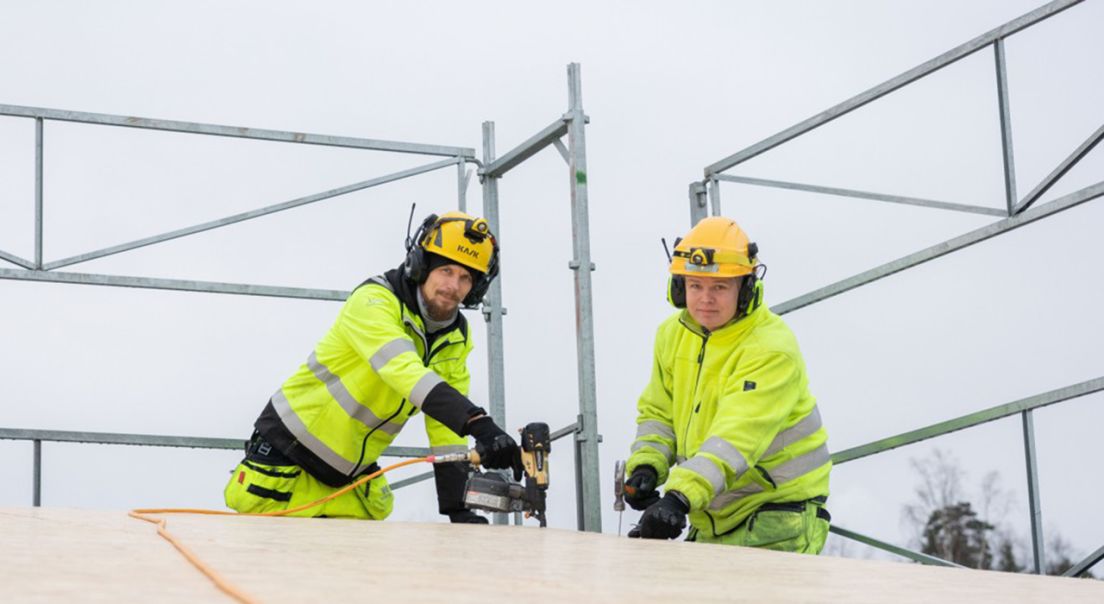 Foto av tømrerne Øyvind Hagen og Christian Asbjørnsen som bygger bolig på Bjørnstad