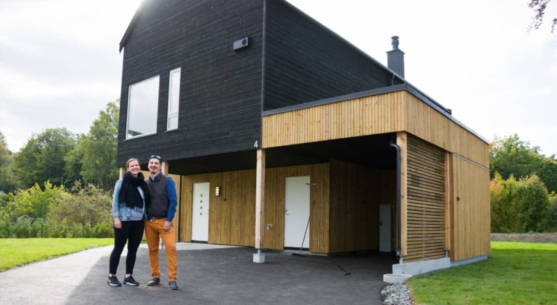 Foto av Tina Becker Holt og Amir Reza utenfor sitt nye hjem på Lillejordet i Larvik.