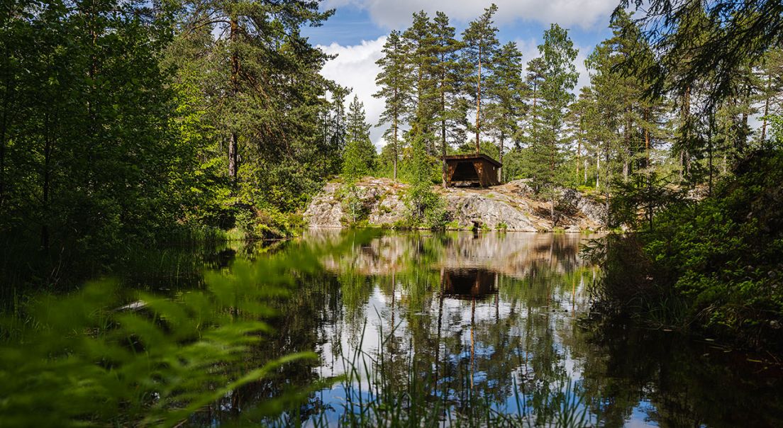 Foto av gapahuk i skogen på Kløfta.