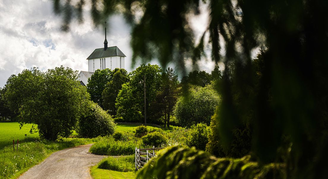 Foto av hyggelig tursti til Kløfta kirke.