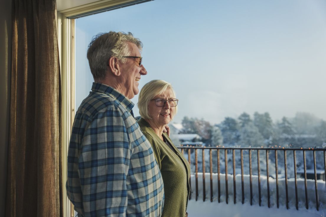 Åge Syversen og Inger Lise Syversen nyter utsikten fra Haraldåsen