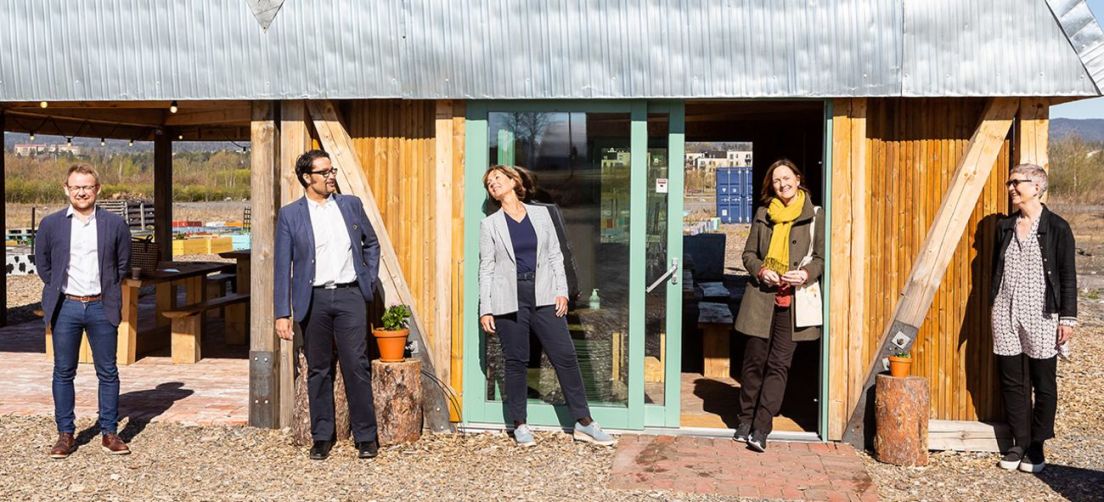 Nansenløkka på Fornebu skal bli et forbildeprosjekt. Prosjektsjef Tor Evert Lindeland i OBOS (f.v.), konsernsjef Daniel Kjørberg Siraj, ordfører Lisbeth Hammer Krog, kommunalsjef Jannicke Hovland og prosjektleder Ulla Hahn i FutureBuilt. Foto: Tove Lauluten.