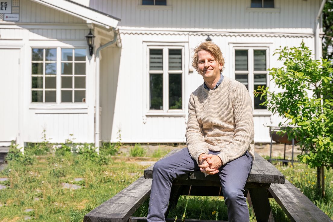 Pål Are Hagen i Senseloop sitter på en benk