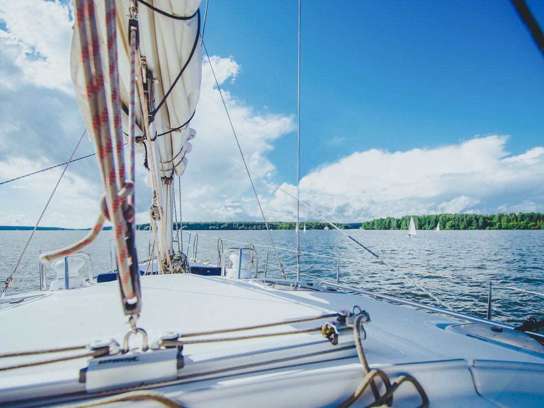 En segelbåt en härlig sommardag