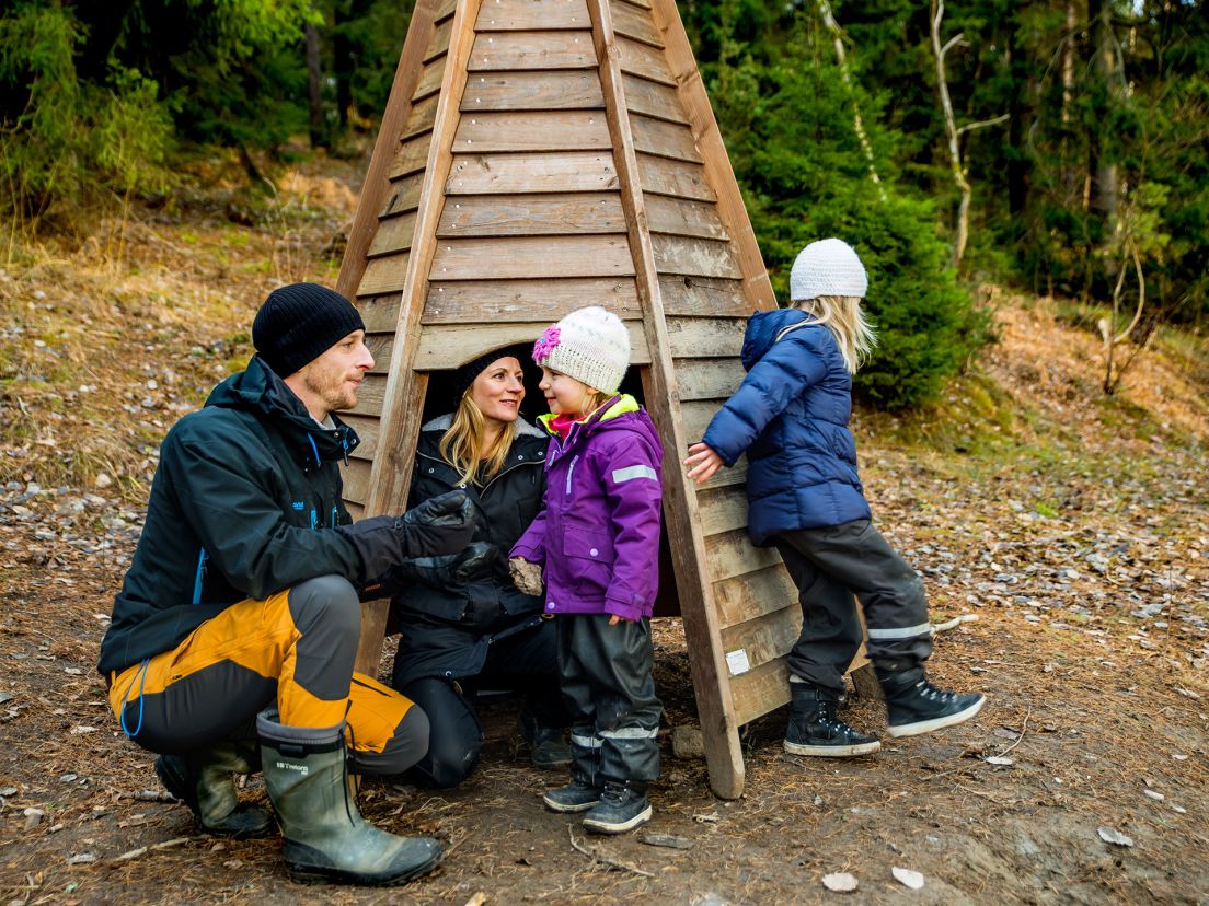 En familj som är ute på en upptäckar söndar