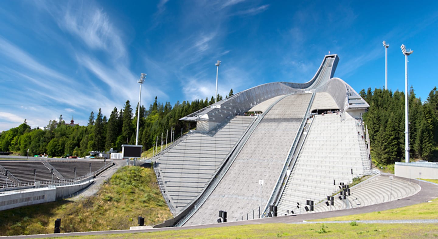Holmenkollen med sitt majestetiske unnarenn en solfylt sommerdag.