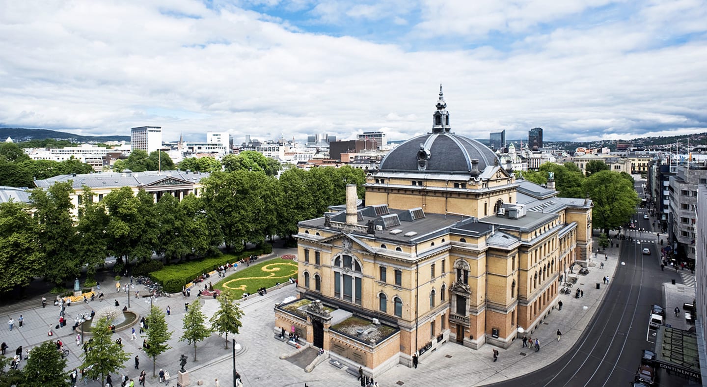 Den ruvende murstensbygningen Nationaltheatret sett fra luften.