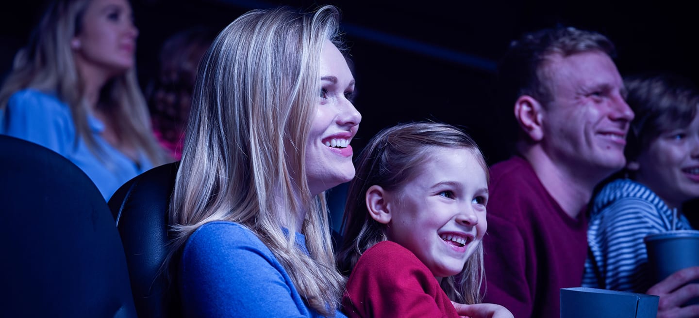Familie ser på kino