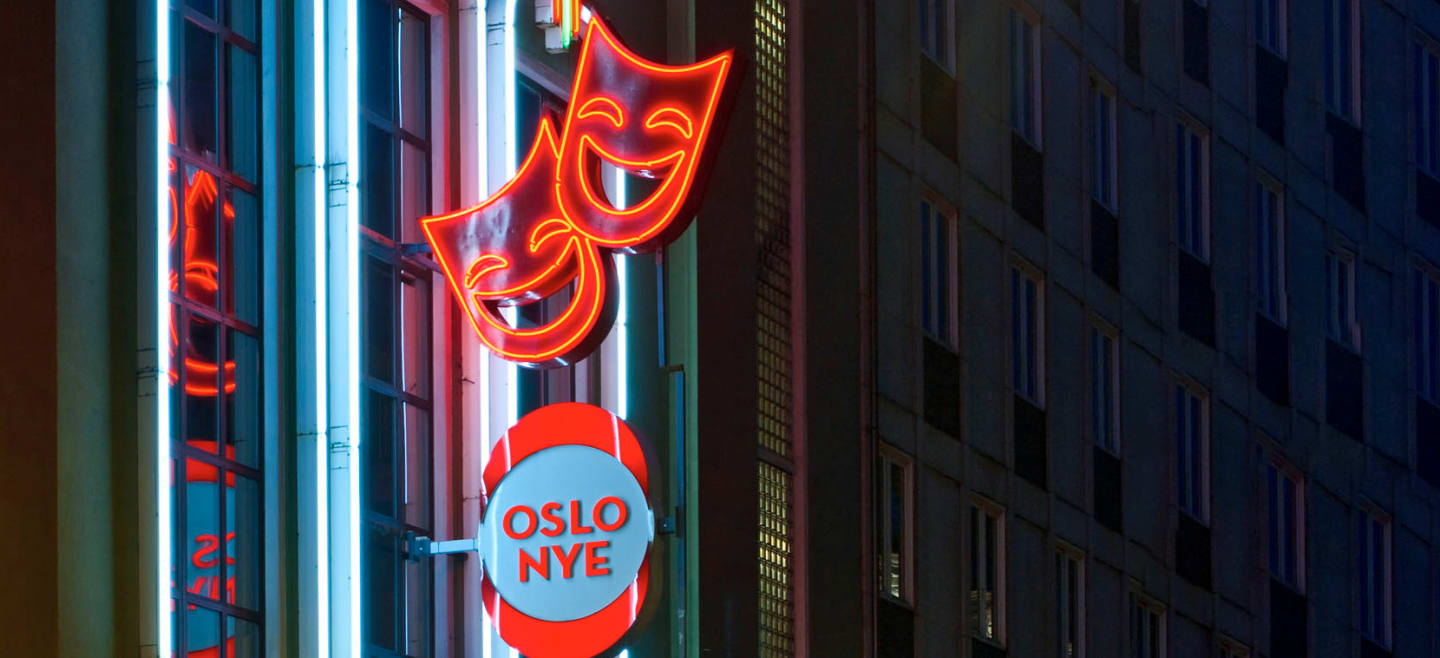 Skiltet til Oslo Nye Teater og teatermasker i neon