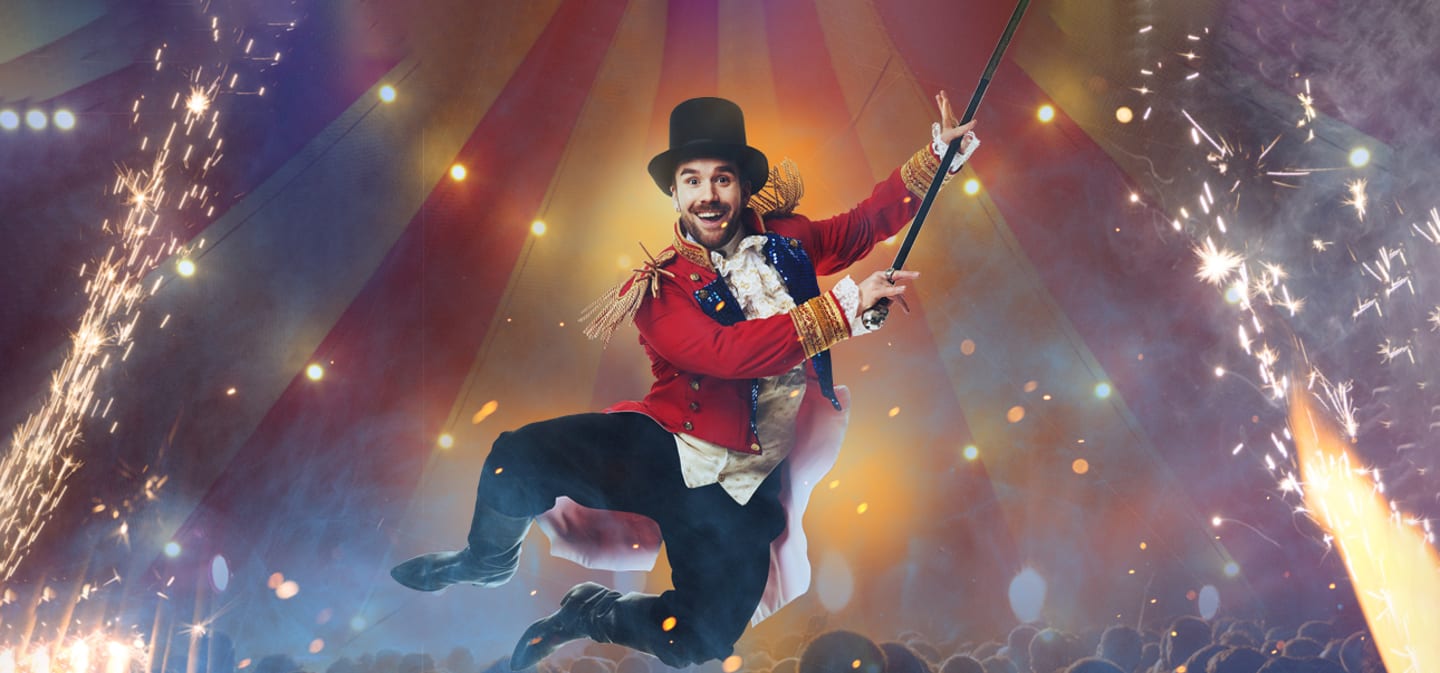 Stian Blipp hopper i sirkus-kostyme