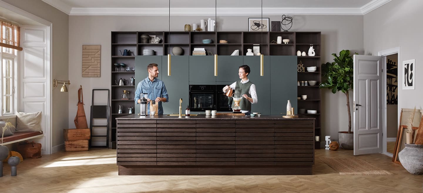 Ett par som kokar kaffe i sitt HTH-kök