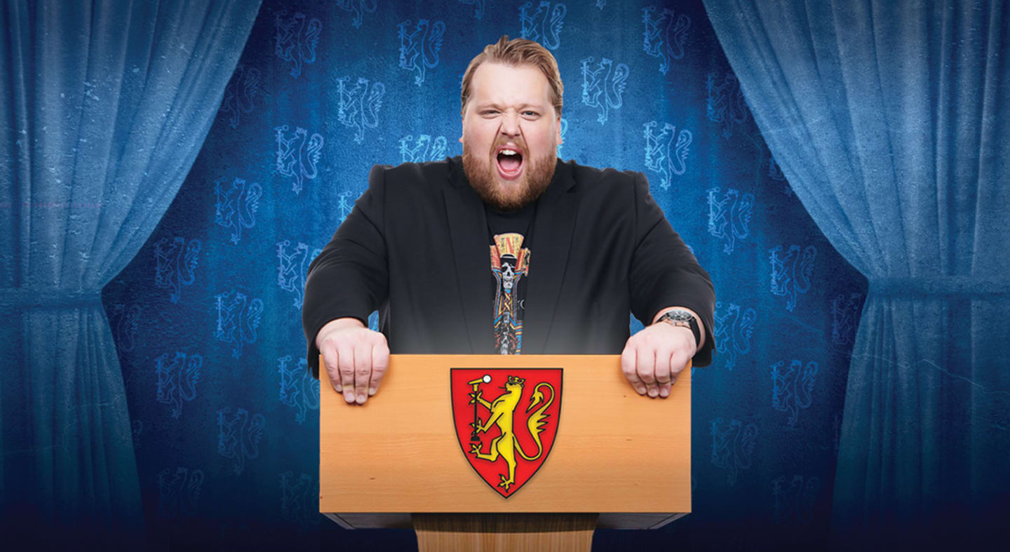 Humoristisk bilde av en mann som står og gaper og later som han er en politiker.