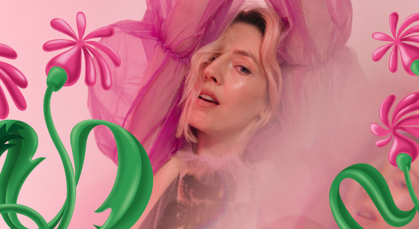 Bilde av Veronica Maggio i rosa toner med grønne og rosa planter i hjørnet på bildet