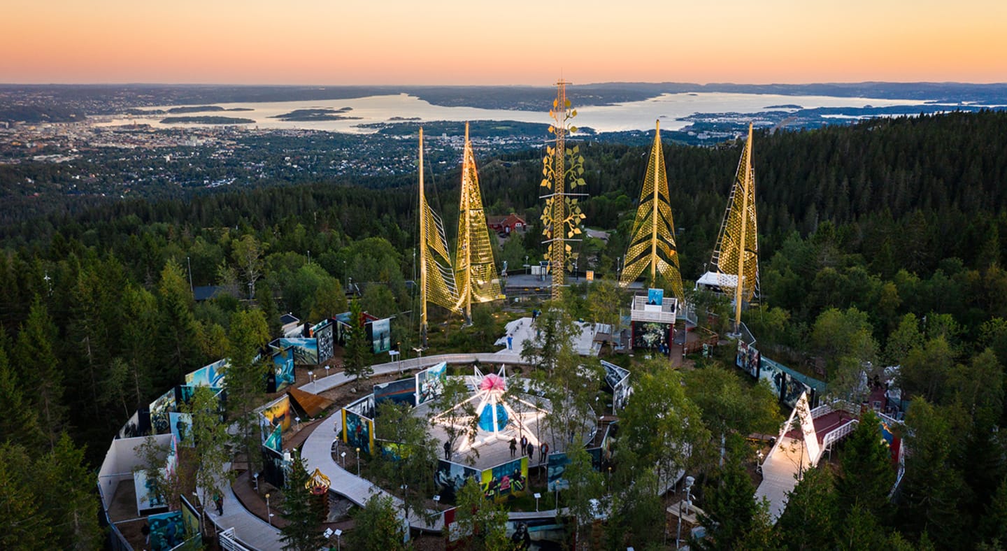 Utsiktsbilde over Roseslottet fra Holmenkollen. Det er solnedgang.