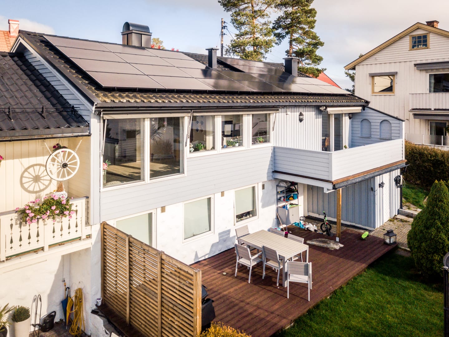 Rekkehus med solcellepanel på taket.