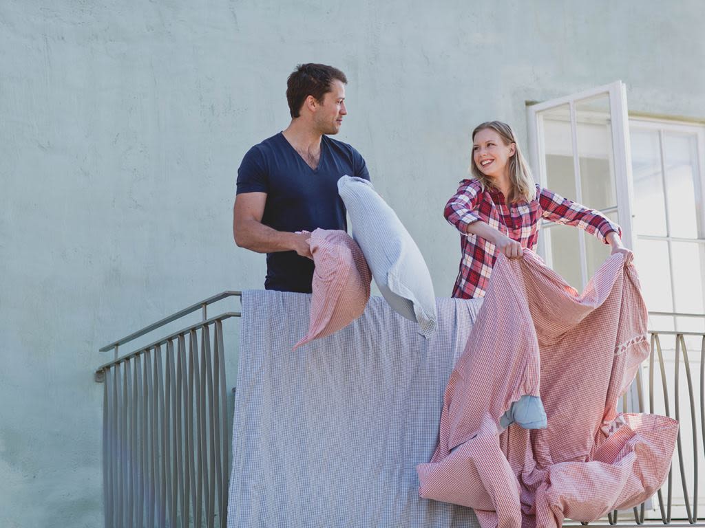 En kille och en tjej vädrar sina lakan