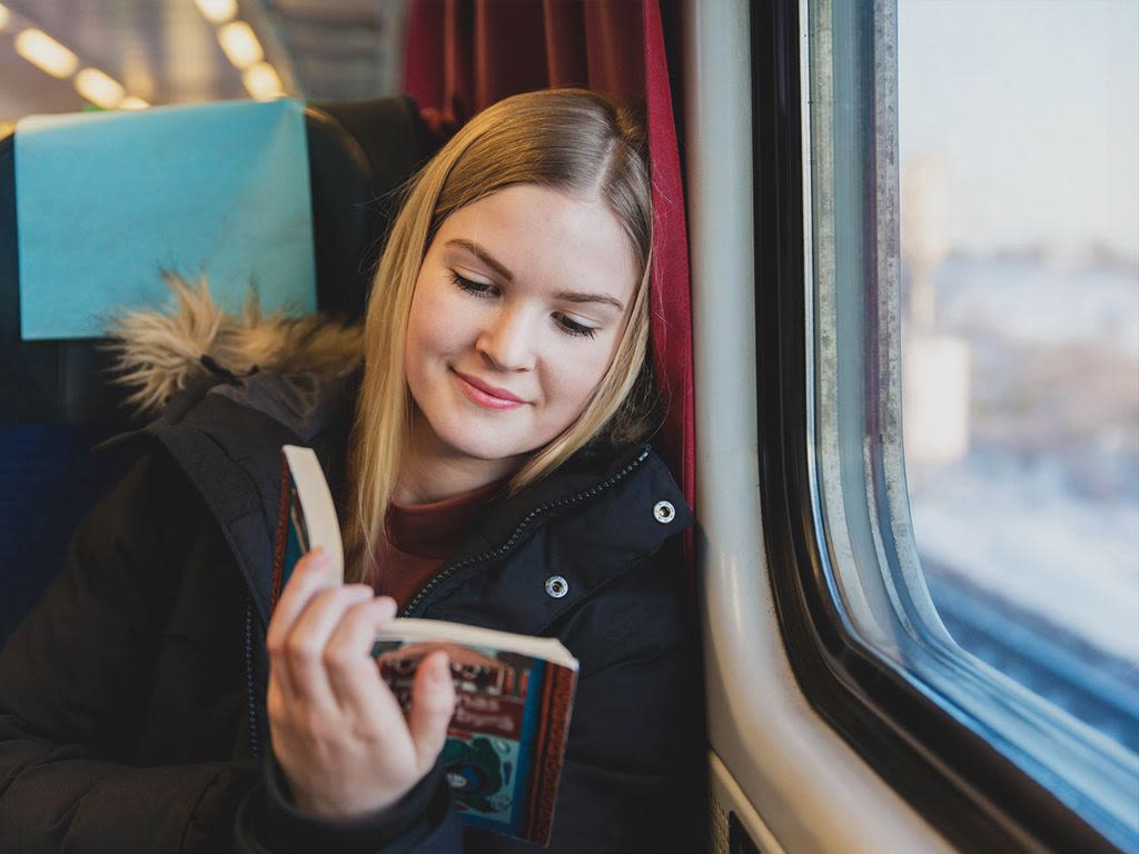 En tjej sitter och filosoferar på en buss