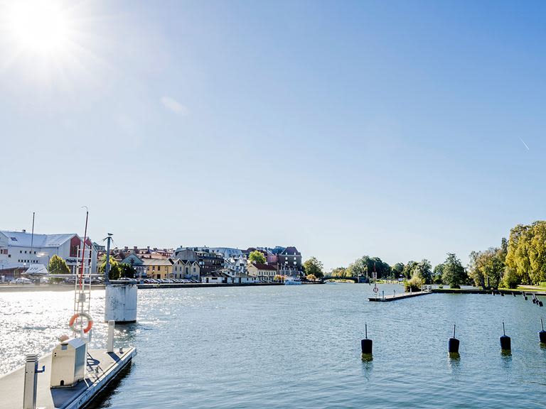 vy mot trollhättan centrum över en å