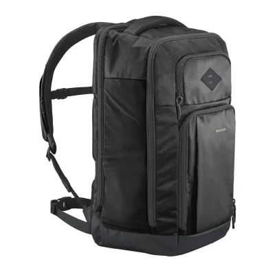 Front facing view of the Quechua Quechua NH500 Escape 32L