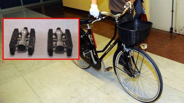 La bicicletta e il dettaglio dei pedali di Alberto Stasi