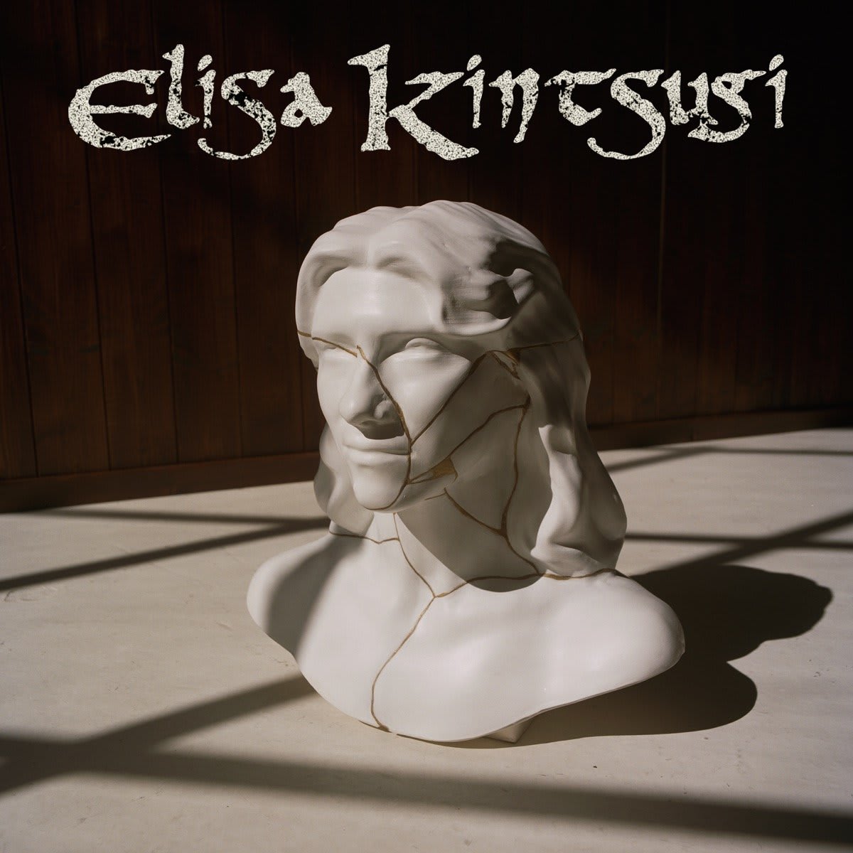 Copertina di Kintsugi di Elisa: un busto bianco attraversato da fratture dorate
