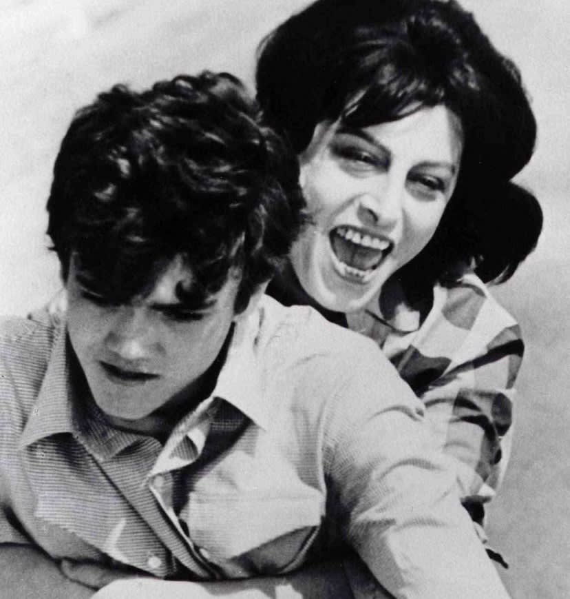 Anna Magnani ride abbracciata a un giovane