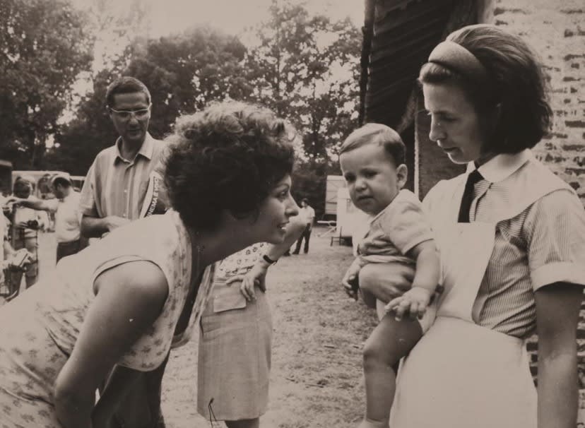 Sophia Loren si avvicina a un bambino in braccio a una donna