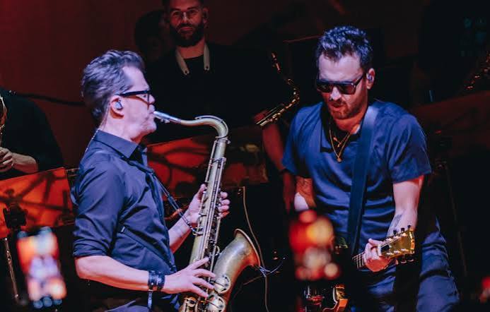 Cesare Cremonini sul palco con il sassofonista