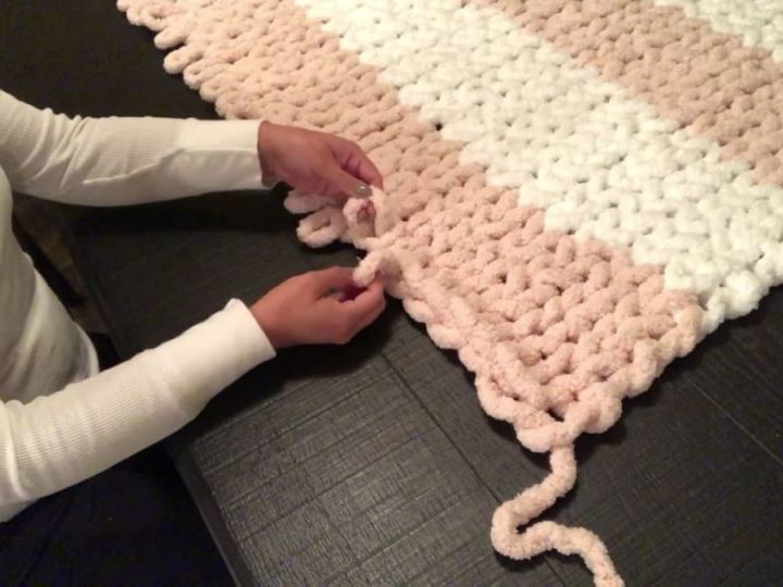 Snuggly Knit Blanket (no needle knitting)