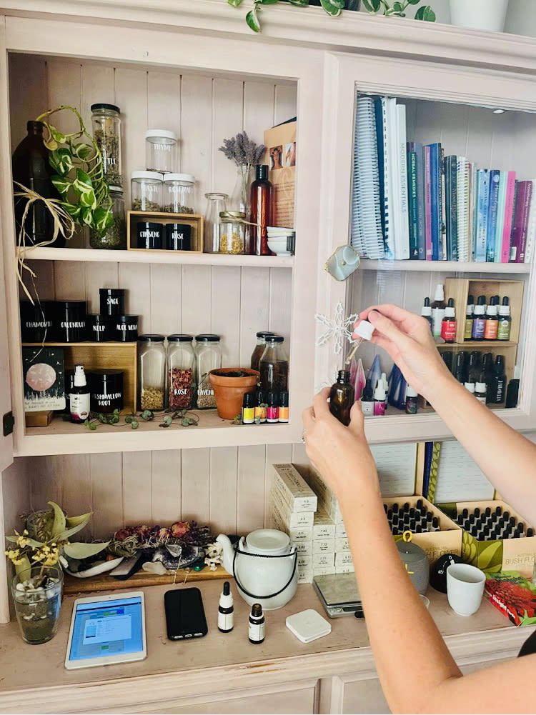 Botanical Flower Healing & Painting Workshop Photo