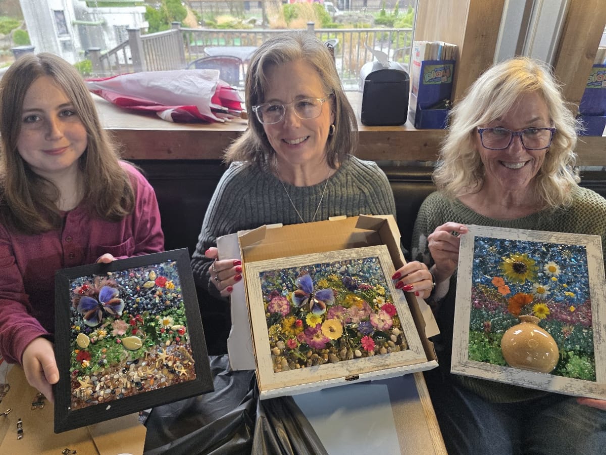 Rockford Crushed Glass Crafting Party (Glimmer Frames) Photo