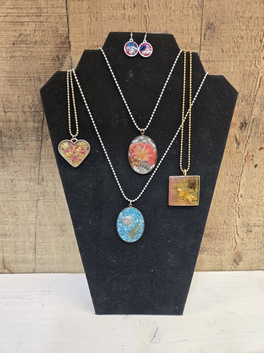 Resin & Flower Jewelry @ Wolf Hollow Brewing Co Photo