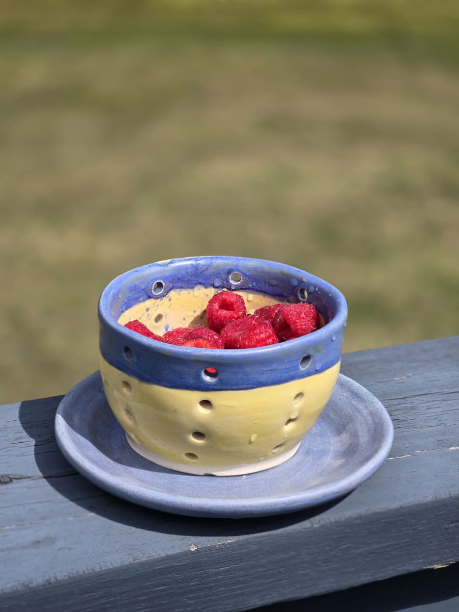 Stoneware on the wheel - Berry Bowl & Drip Tray Photo