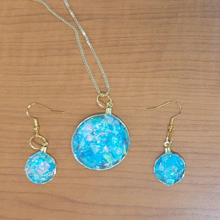 Marbled Resin Jewelry Workshop Photo