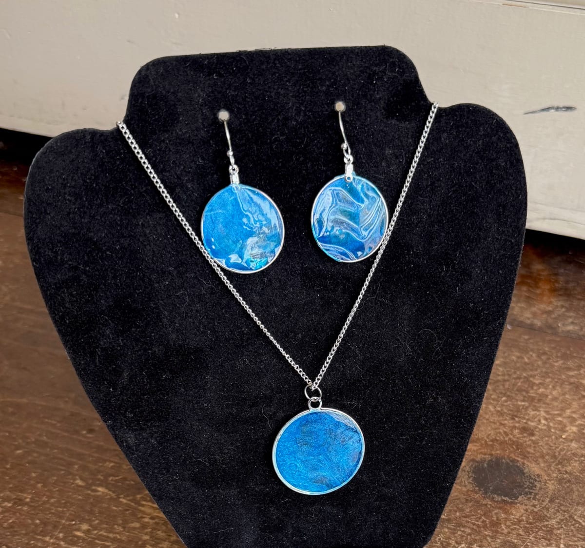 Marbled Resin Jewelry Workshop Photo