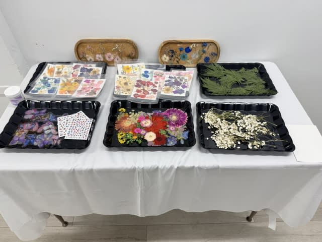 Pressed Flower and Resin Workshop by Burned and Twine by Amber Leigh Photo
