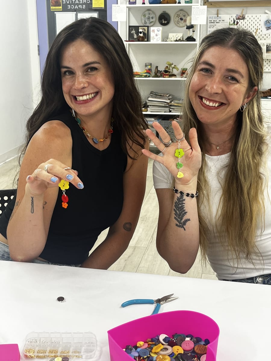 Meet & Make: Upcycled Button - Bracelets, Keychains & Trinkets Photo