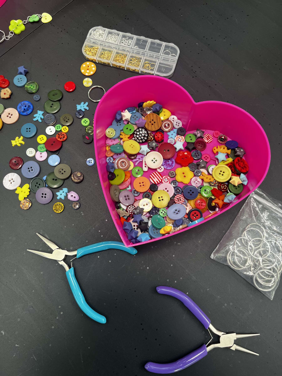 Meet & Make: Upcycled Button - Bracelets, Keychains & Trinkets Photo
